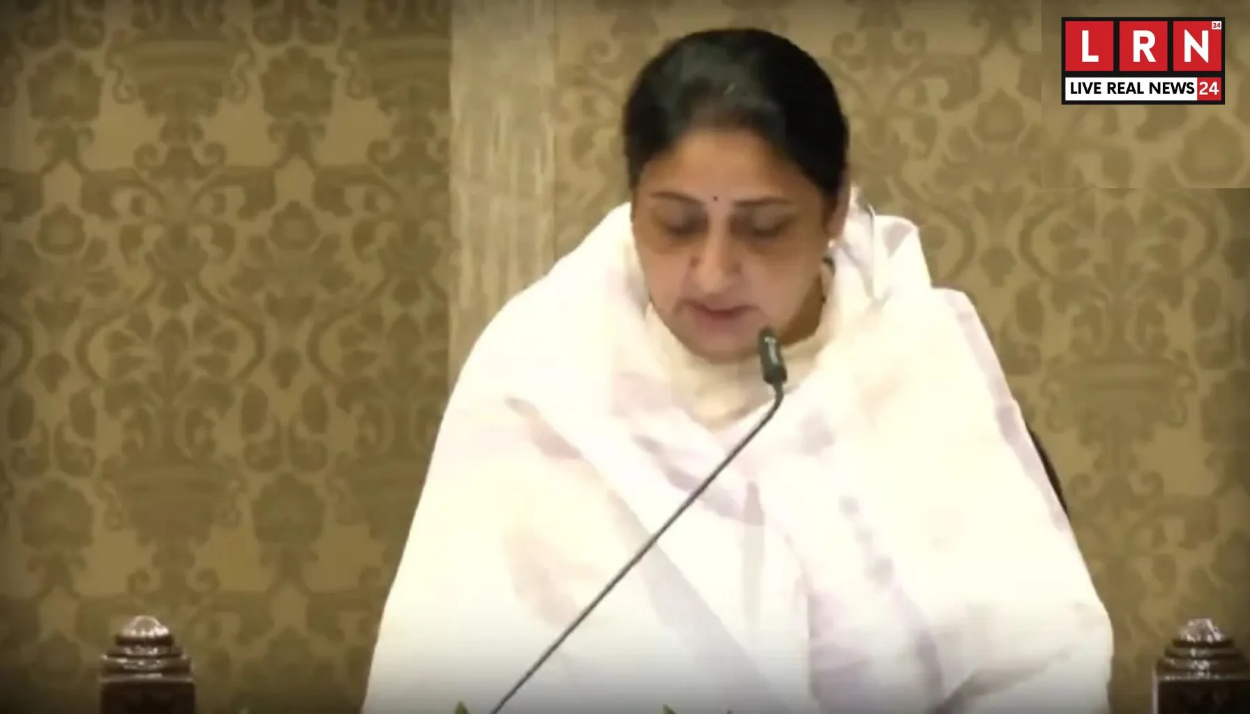 महाराष्ट्र की पहली महिला डिप्टी CM बनीं सुनेत्रा पवार, राज्यपाल ने दिलाई शपथ