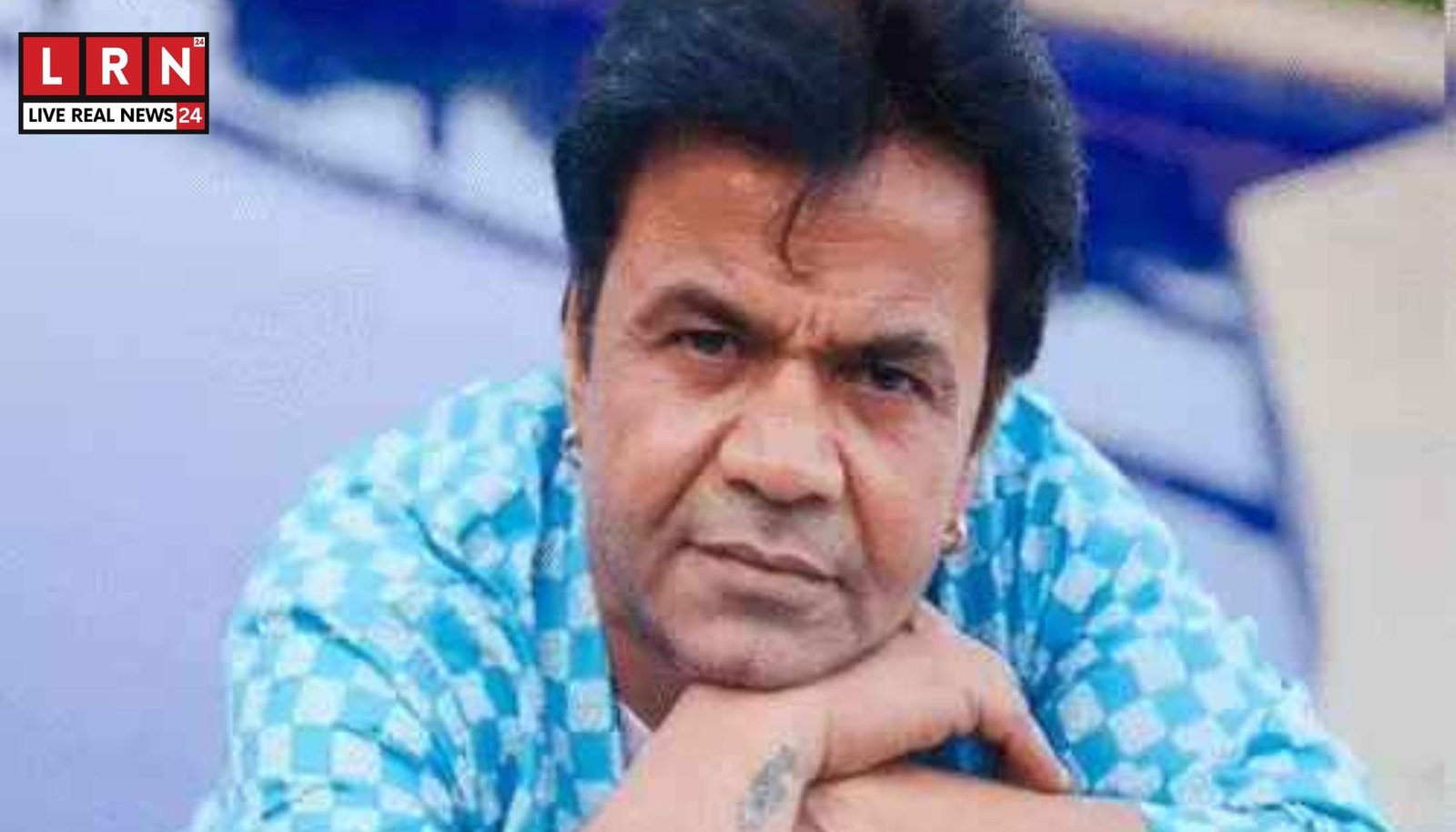 राजपाल यादव संकट में सोनू सूद की मदद दिखाती न्यूज़ इमेज