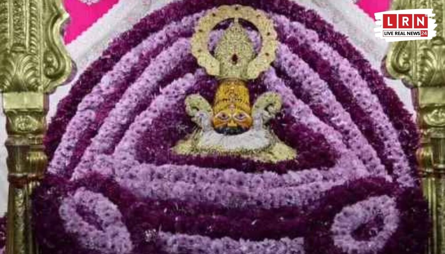 खाटू श्याम मंदिर में 108 तरह के फूलों से सजा दरबार और मुख्य द्वार पर 20 फीट ऊंचा डमरू