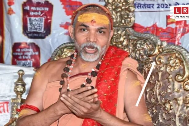 वाराणसी में शंकराचार्य अविमुक्तेश्वरानंद पर लगे यौन शोषण मामले में कोर्ट परिसर का दृश्य