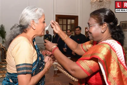 राष्ट्रपति द्रौपदी मुर्मू ने वित्त मंत्री निर्मला सीतारमण को दही-चीनी खिलाई, Budget 2026 की परंपरागत रस्म