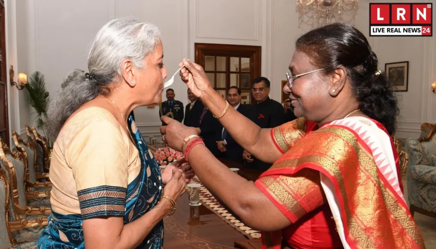 राष्ट्रपति द्रौपदी मुर्मू ने वित्त मंत्री निर्मला सीतारमण को दही-चीनी खिलाई, Budget 2026 की परंपरागत रस्म