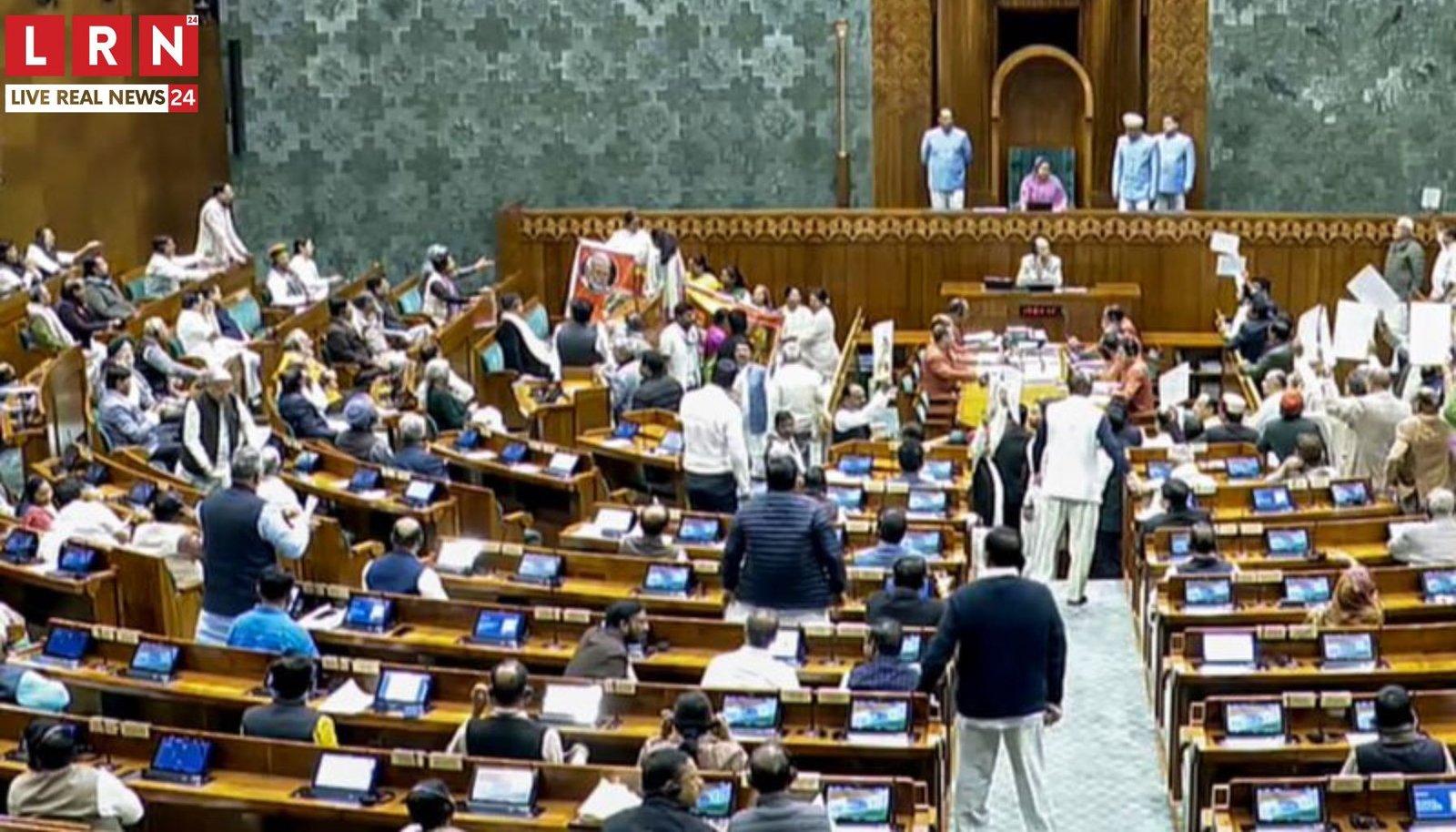 PM Modi Seat Protest के दौरान लोकसभा में महिला सांसदों का प्रदर्शन