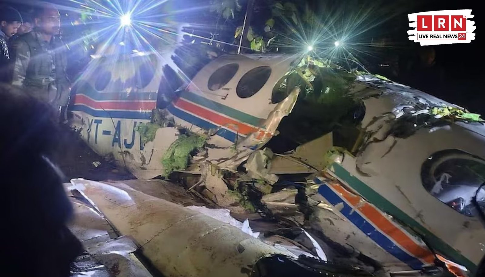 चतरा के समरिया जंगल में क्रैश हुए एयर एंबुलेंस के जले हुए मलबे का दृश्य