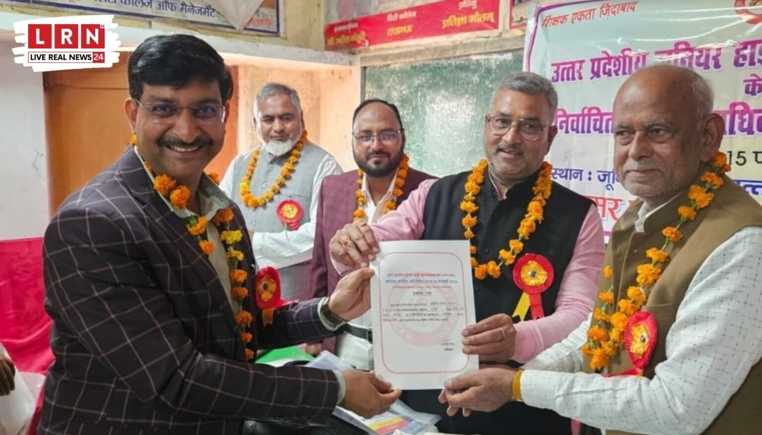 शैलेन्द्र नरवार को प्रांतीय उपाध्यक्ष पद का प्रमाण पत्र प्राप्त करते हुए