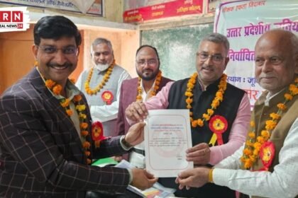 शैलेन्द्र नरवार को प्रांतीय उपाध्यक्ष पद का प्रमाण पत्र प्राप्त करते हुए