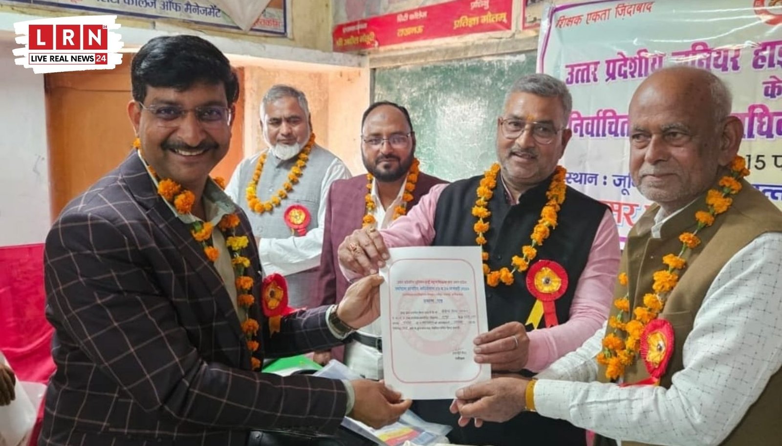 शैलेन्द्र नरवार को प्रांतीय उपाध्यक्ष पद का प्रमाण पत्र प्राप्त करते हुए