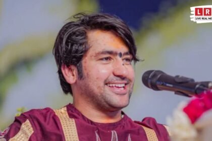 पुष्कर में हनुमंत कथा के दौरान प्रवचन देते धीरेंद्र कृष्ण शास्त्री और सामने बैठी श्रद्धालुओं की भीड़