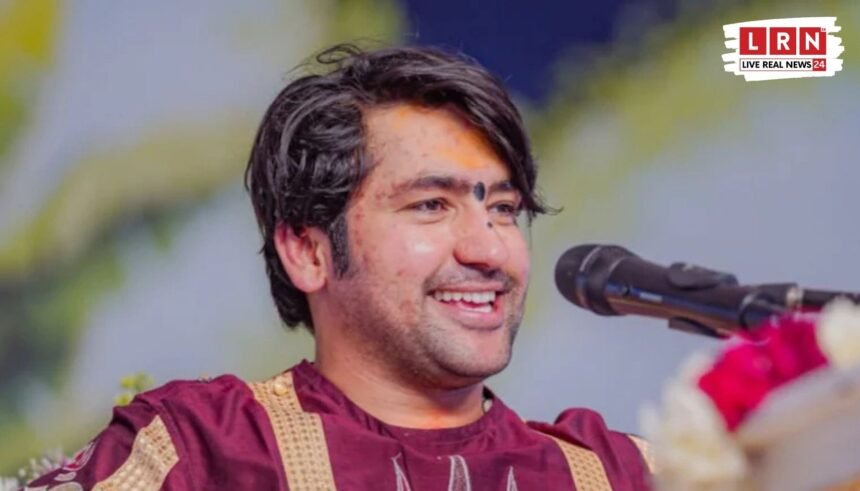 पुष्कर में हनुमंत कथा के दौरान प्रवचन देते धीरेंद्र कृष्ण शास्त्री और सामने बैठी श्रद्धालुओं की भीड़