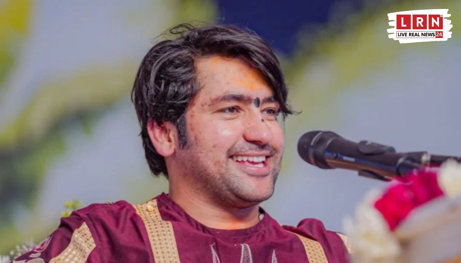 पुष्कर में हनुमंत कथा के दौरान प्रवचन देते धीरेंद्र कृष्ण शास्त्री और सामने बैठी श्रद्धालुओं की भीड़