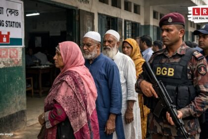 Bangladesh Voting LIVE के दौरान ढाका में पोलिंग सेंटर पर वोट डालते मतदाता