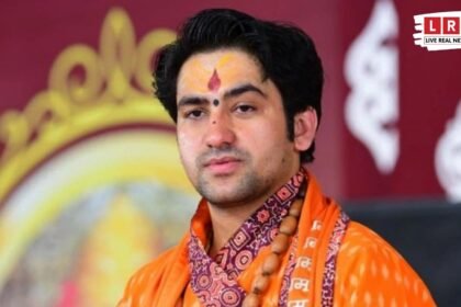 पुष्कर में हनुमंत कथा के दौरान मंच से संबोधित करते धीरेंद्र कृष्ण शास्त्री