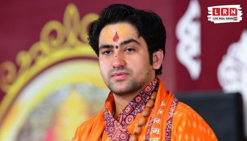 पुष्कर में हनुमंत कथा के दौरान मंच से संबोधित करते धीरेंद्र कृष्ण शास्त्री