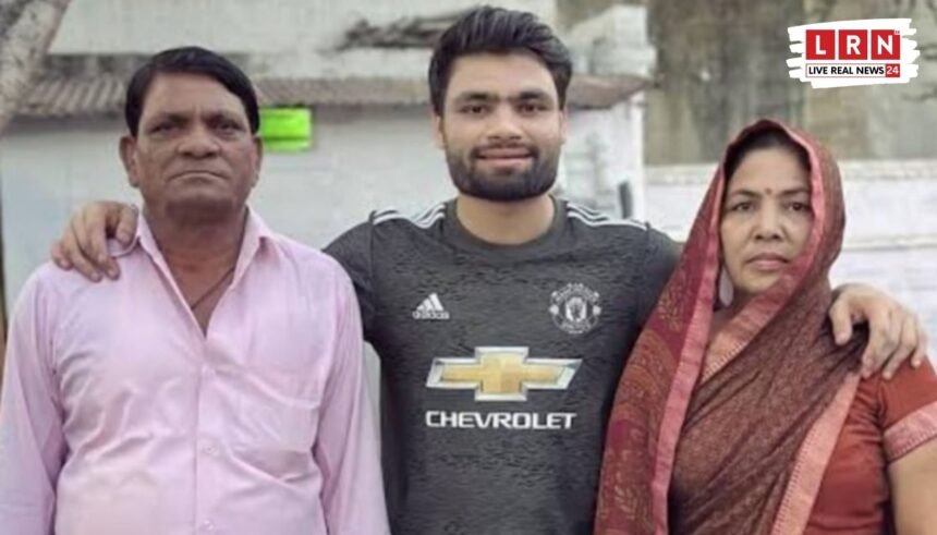 ग्रेटर नोएडा के यथार्थ अस्पताल में भर्ती रिंकू सिंह के पिता की जानकारी लेते रिंकू सिंह