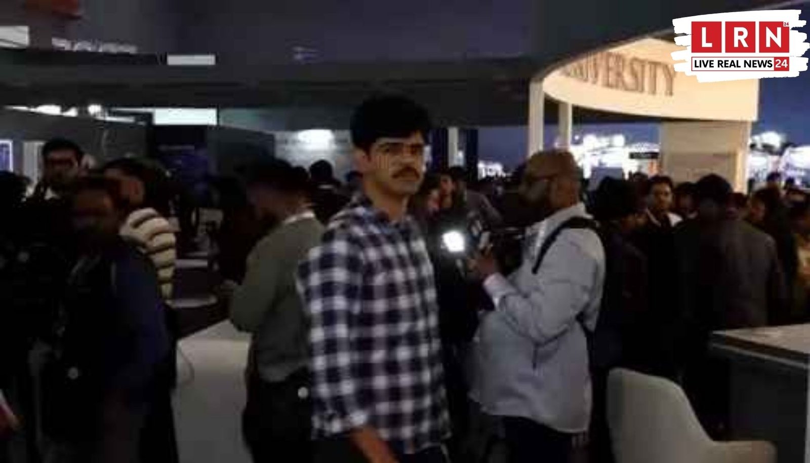 गलगोटिया यूनिवर्सिटी AI विवाद के दौरान AI समिट में सील किया गया स्टॉल