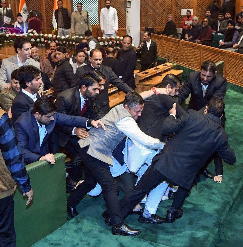 जम्मू-कश्मीर विधानसभा में विधायकों के बीच हंगामा और प्रदर्शन