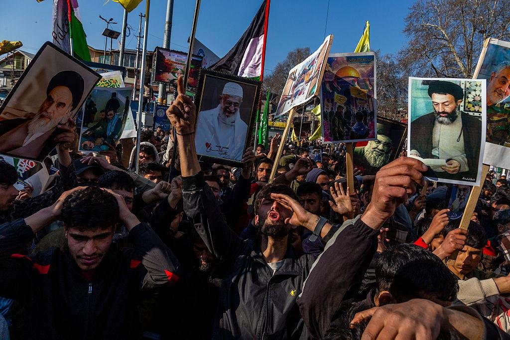 जम्मू-कश्मीर विधानसभा में विधायकों के बीच हंगामा और प्रदर्शन