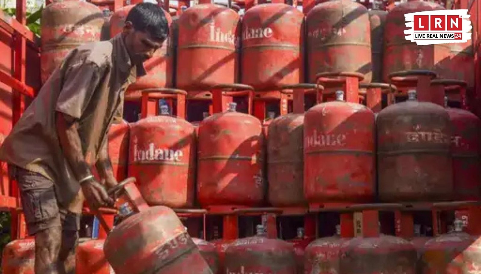 भारत में LPG सप्लाई संकट के खतरे के बीच सरकार ने रिफाइनरी कंपनियों को उत्पादन बढ़ाने का आदेश दिया