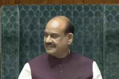 लोकसभा में बड़ा फैसला: 8 विपक्षी सांसदों का निलंबन रद्द, स्पीकर बोले- AI तस्वीरें और पोस्टर न दिखाएं