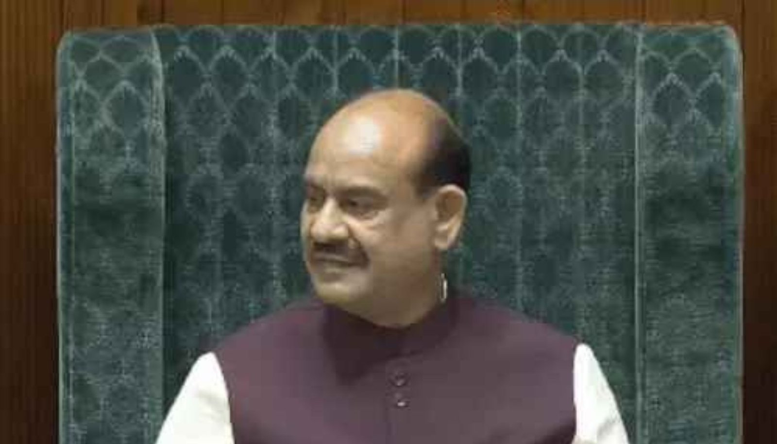 लोकसभा में बड़ा फैसला: 8 विपक्षी सांसदों का निलंबन रद्द, स्पीकर बोले- AI तस्वीरें और पोस्टर न दिखाएं