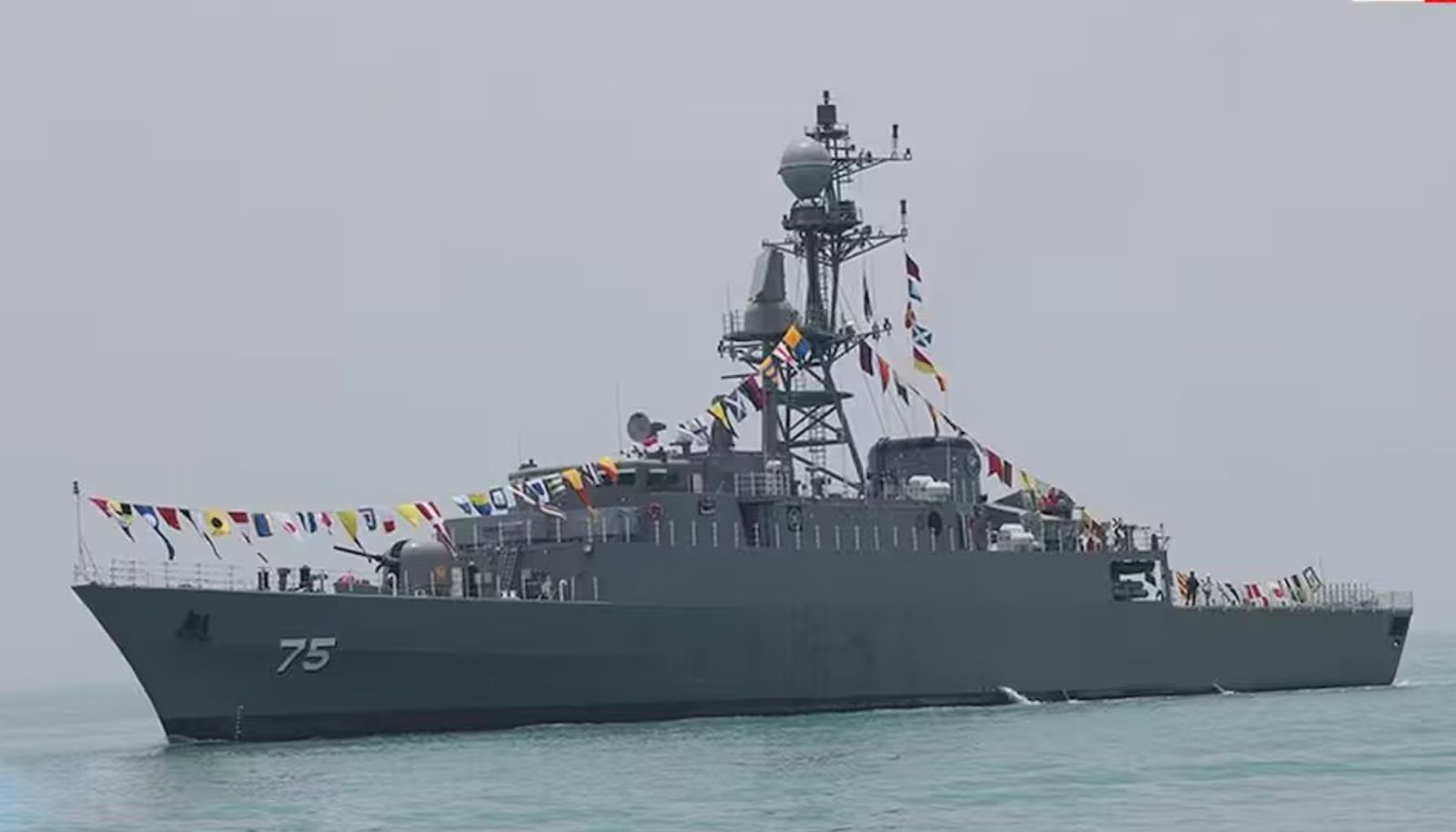 हिंद महासागर में ईरान का युद्धपोत IRIS Dena टॉरपीडो हमले के बाद डूबता हुआ