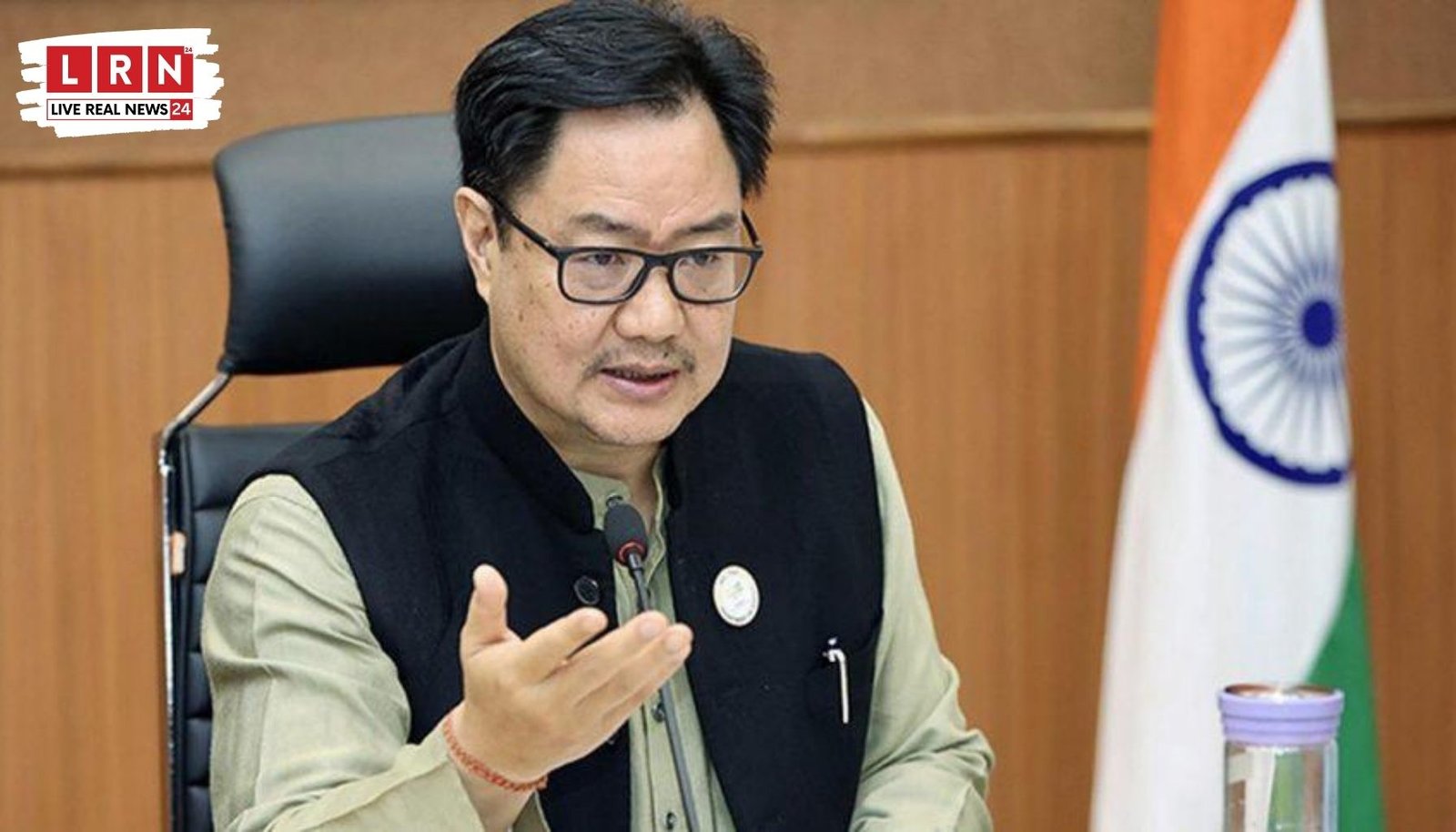 भारत सरकार के मंत्रियों द्वारा लॉकडाउन अफवाहों पर सफाई देते हुए मीडिया को संबोधित करते हुए दृश्य