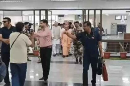 आगरा में RSS-BJP बैठक के दौरान मुख्यमंत्री योगी आदित्यनाथ