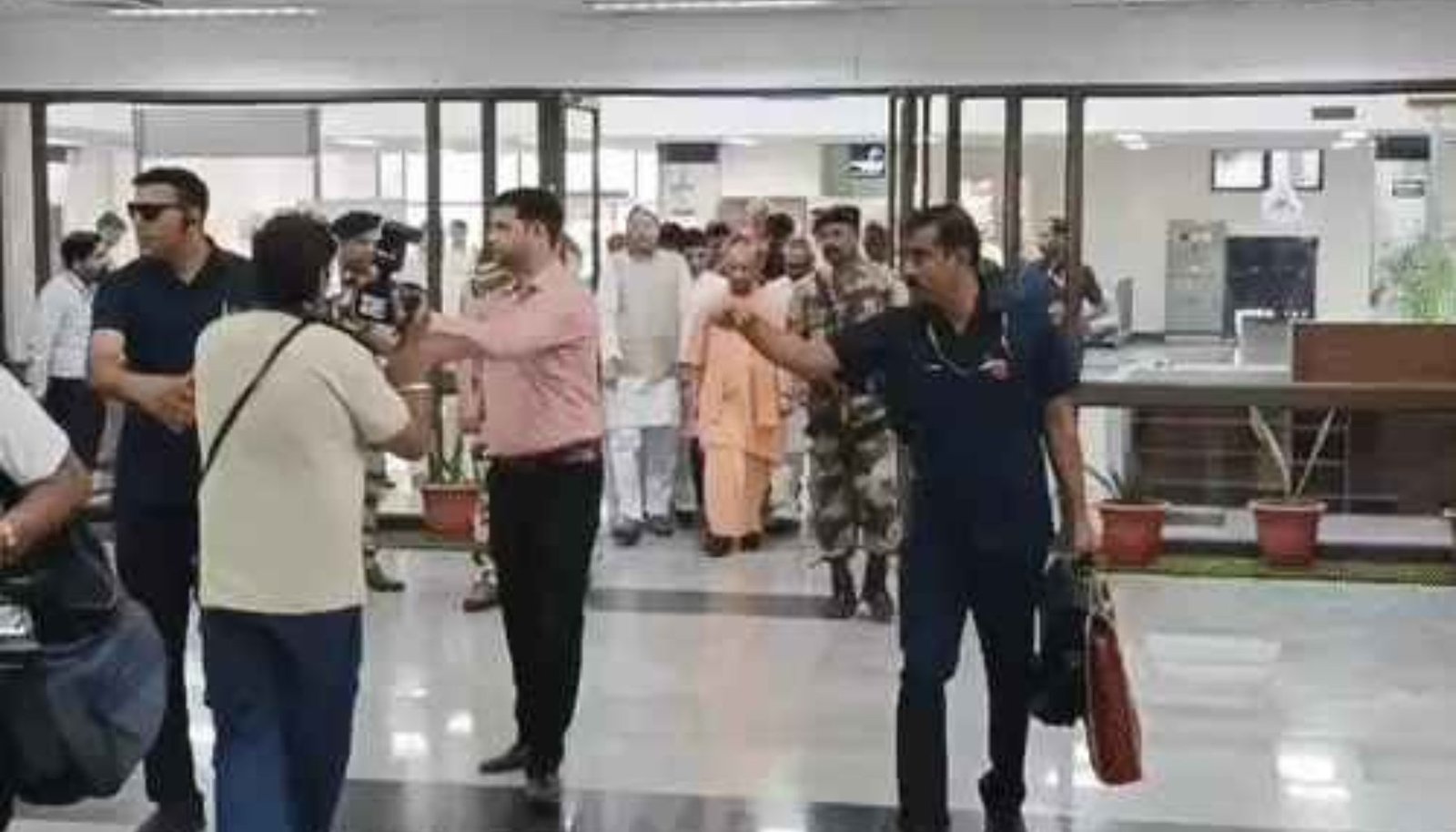 आगरा में RSS-BJP बैठक के दौरान मुख्यमंत्री योगी आदित्यनाथ