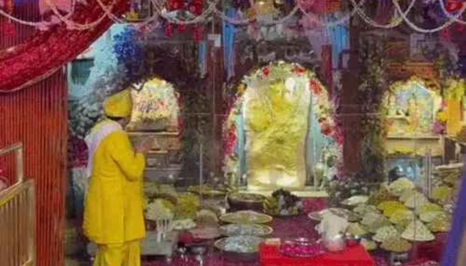 मेहंदीपुर बालाजी में 1100 किलो पंचामृत से महाअभिषेक, हेलिकॉप्टर से पुष्पवर्षा ने बनाया माहौल दिव्य
