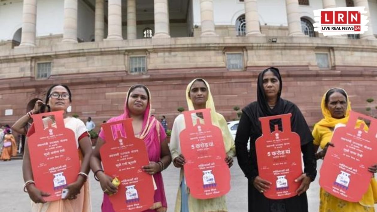 उज्ज्वला योजना के तहत एलपीजी सिलेंडर का उपयोग करती महिला लाभार्थी
