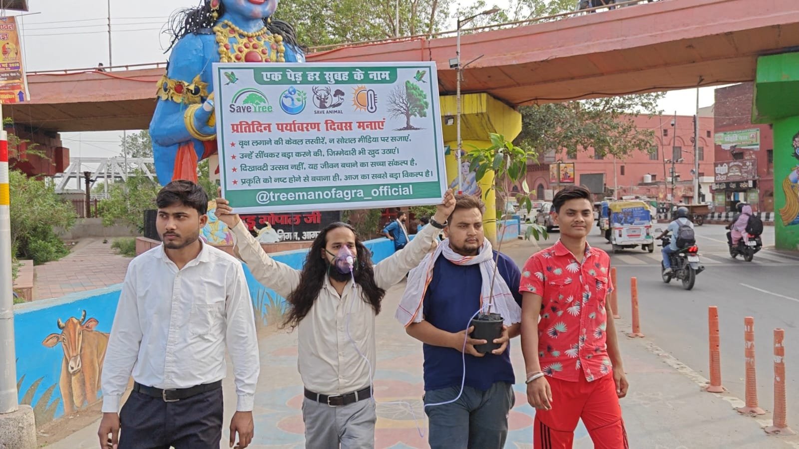 ट्री मैन त्रिमोहन मिश्रा विश्व पर्यावरण दिवस पर आगरा में पर्यावरण संरक्षण और वृक्ष बचाने का संदेश देते हुए।