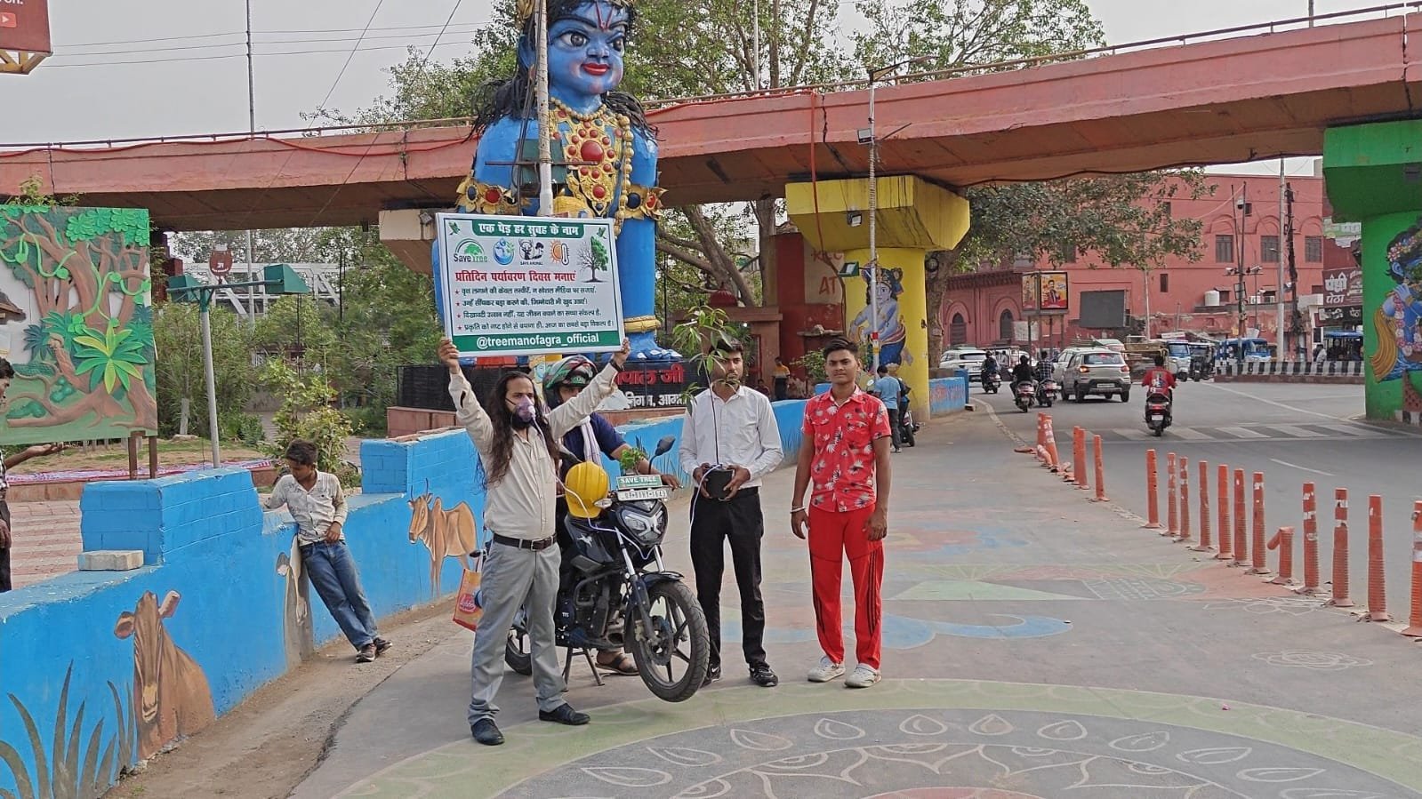 ट्री मैन त्रिमोहन मिश्रा विश्व पर्यावरण दिवस पर आगरा में पर्यावरण संरक्षण और वृक्ष बचाने का संदेश देते हुए।