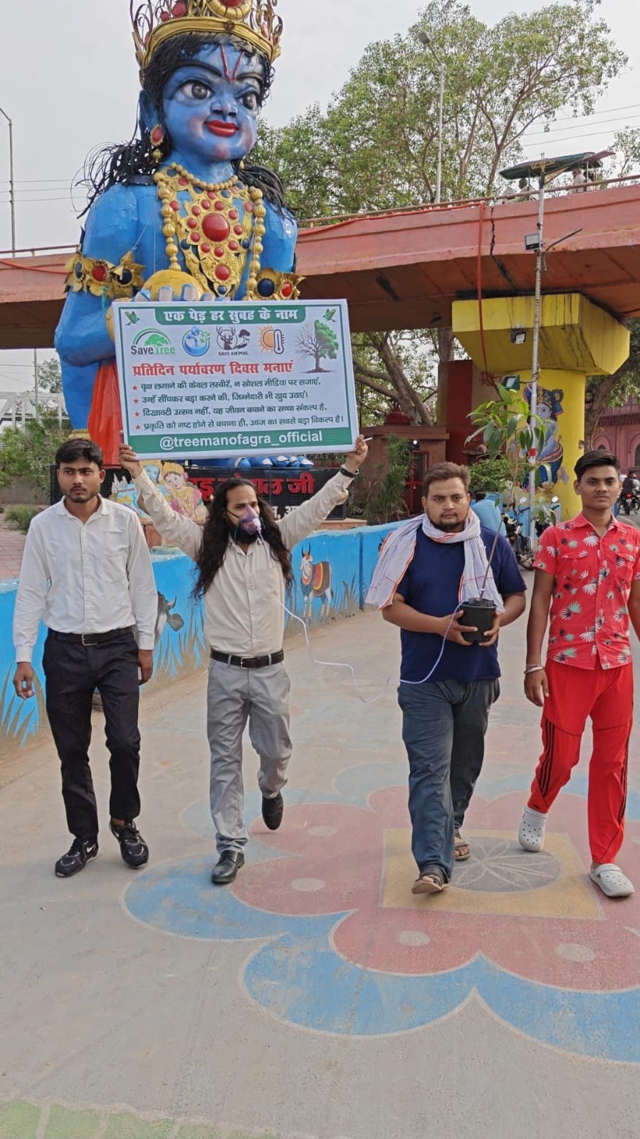 ट्री मैन त्रिमोहन मिश्रा विश्व पर्यावरण दिवस पर आगरा में पर्यावरण संरक्षण और वृक्ष बचाने का संदेश देते हुए।