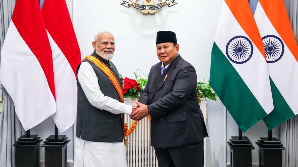 जकार्ता में राष्ट्रपति प्रबोवो सुबियांतो के साथ बैठक करते प्रधानमंत्री नरेंद्र मोदी, भारत-इंडोनेशिया के बीच 14 समझौतों पर हस्ताक्षर।