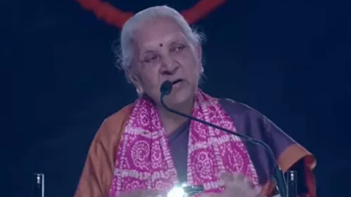 AKTU दीक्षांत समारोह में छात्रों को संबोधित करतीं उत्तर प्रदेश की राज्यपाल आनंदीबेन पटेल।