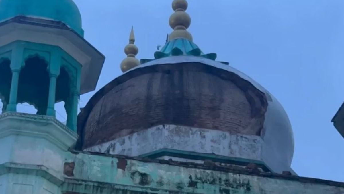 मथुरा की ऐतिहासिक जामा मस्जिद में नमाज के दौरान गुंबद का हिस्सा गिरने के बाद का दृश्य।