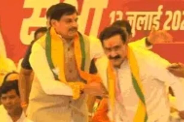 दतिया उपचुनाव के नामांकन कार्यक्रम में भावुक होते पूर्व गृह मंत्री डॉ. नरोत्तम मिश्रा, साथ में मुख्यमंत्री डॉ. मोहन यादव।