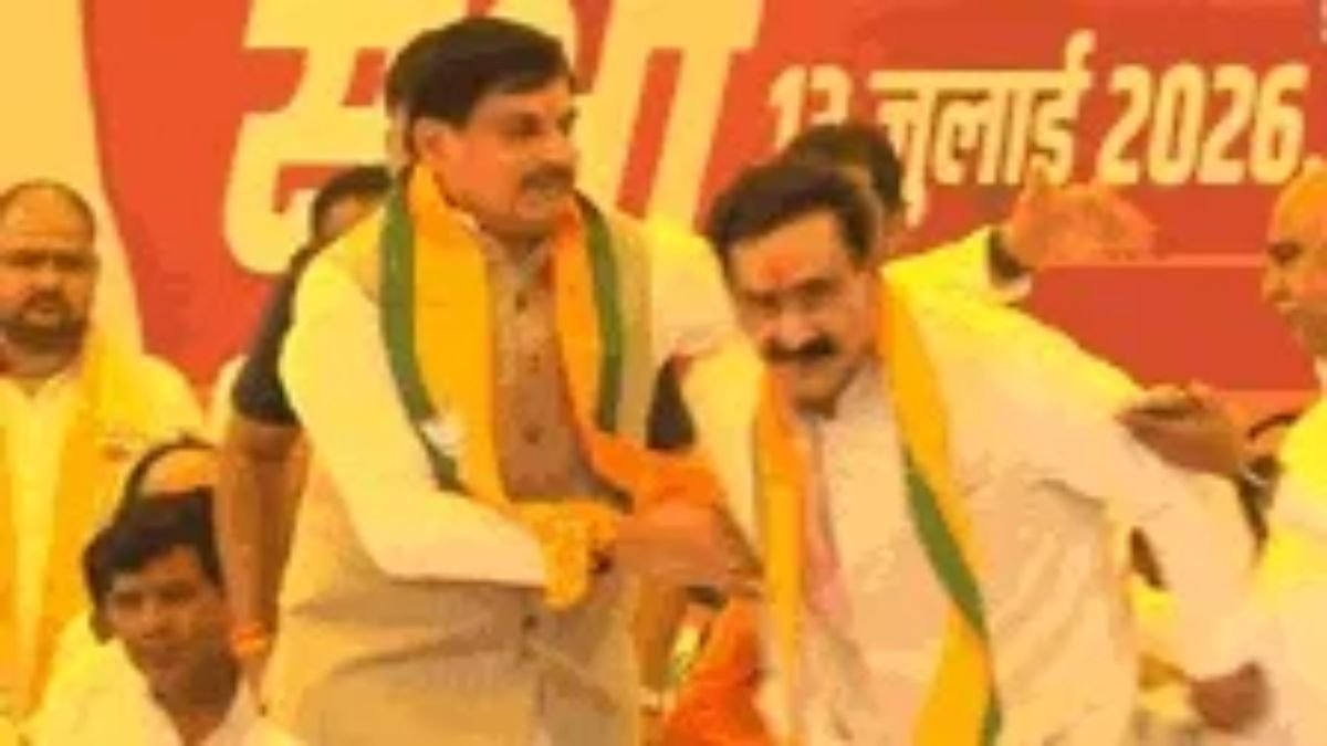 दतिया उपचुनाव के नामांकन कार्यक्रम में भावुक होते पूर्व गृह मंत्री डॉ. नरोत्तम मिश्रा, साथ में मुख्यमंत्री डॉ. मोहन यादव।