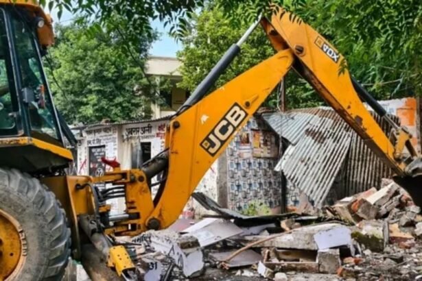 लखनऊ कचहरी रोड पर फिर गरजा बुलडोजर! 72 वकीलों के चैंबर पर चला एक्शन, सुप्रीम कोर्ट से राहत न मिलने के बाद बड़ी कार्रवाई