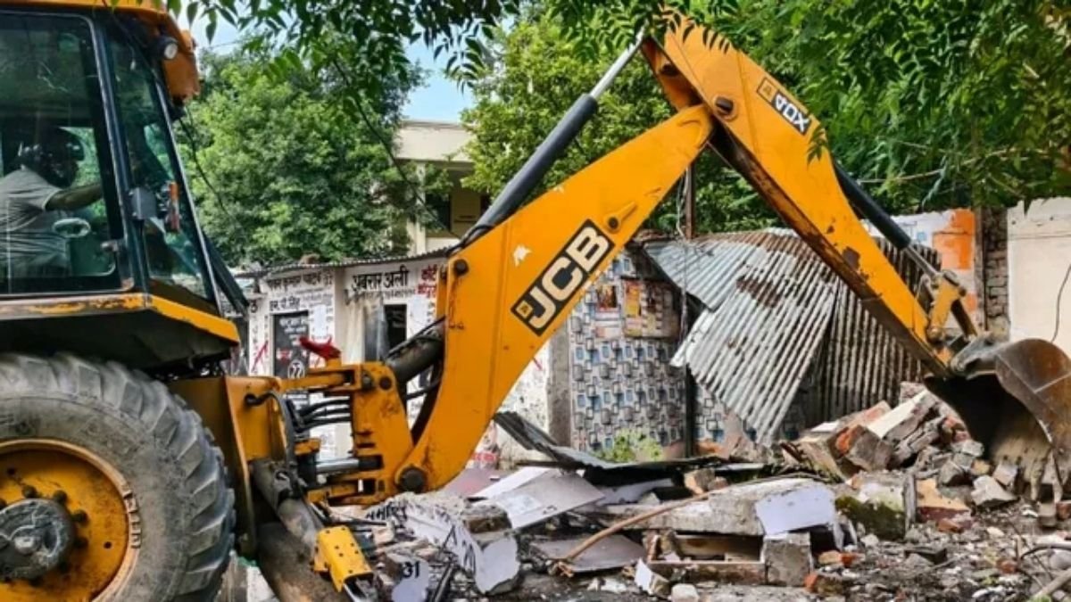 लखनऊ कचहरी रोड पर फिर गरजा बुलडोजर! 72 वकीलों के चैंबर पर चला एक्शन, सुप्रीम कोर्ट से राहत न मिलने के बाद बड़ी कार्रवाई