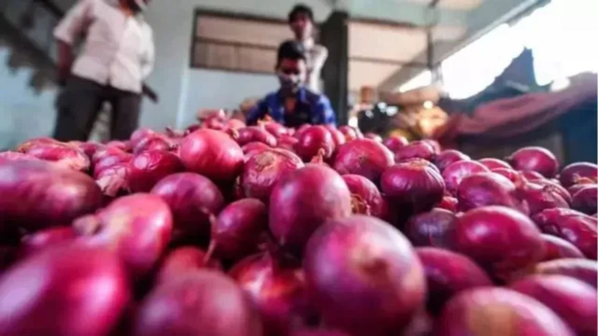देहरादून में महंगाई का बड़ा झटका! प्याज के दाम दोगुने, ₹160 किलो मटर ने बिगाड़ा रसोई का बजट; जानें आज के भाव