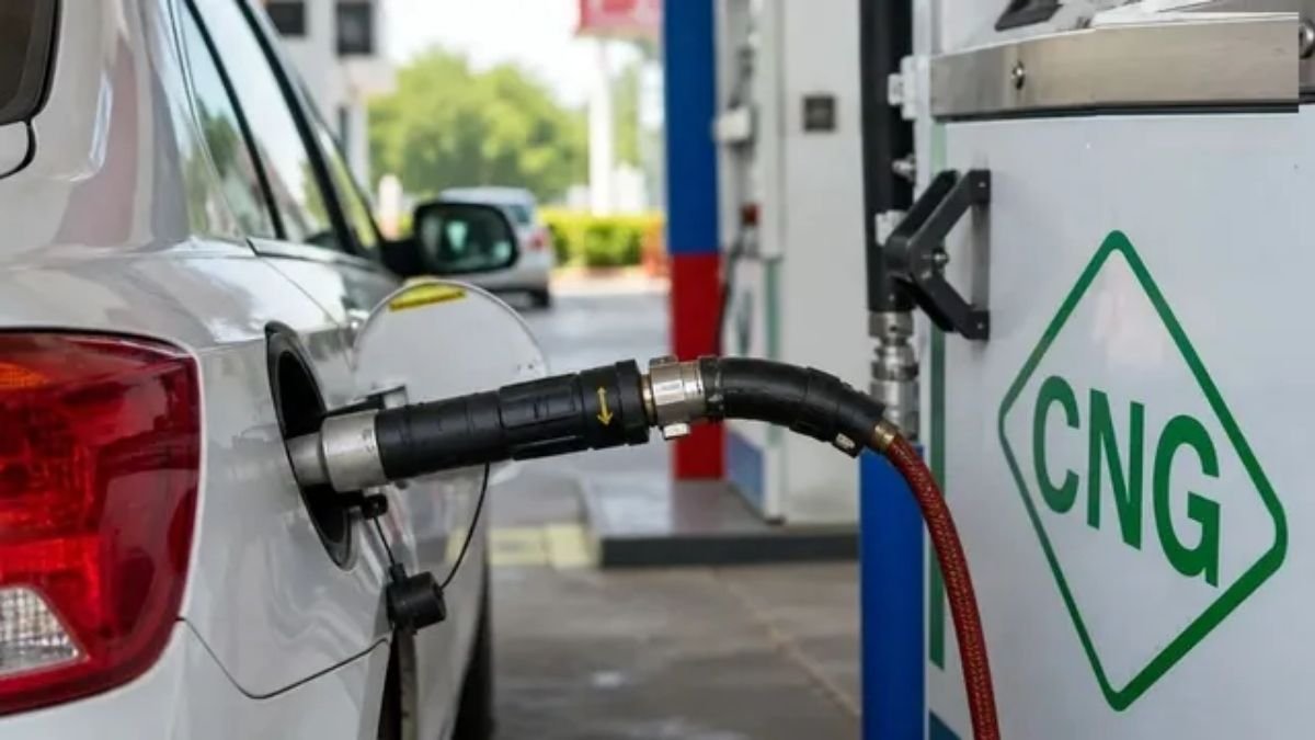 दिल्ली-NCR वालों को फिर झटका! CNG के दाम ₹3.89 बढ़े, इस साल 5वीं बार महंगी हुई गैस, जानें अब कितना देना होगा