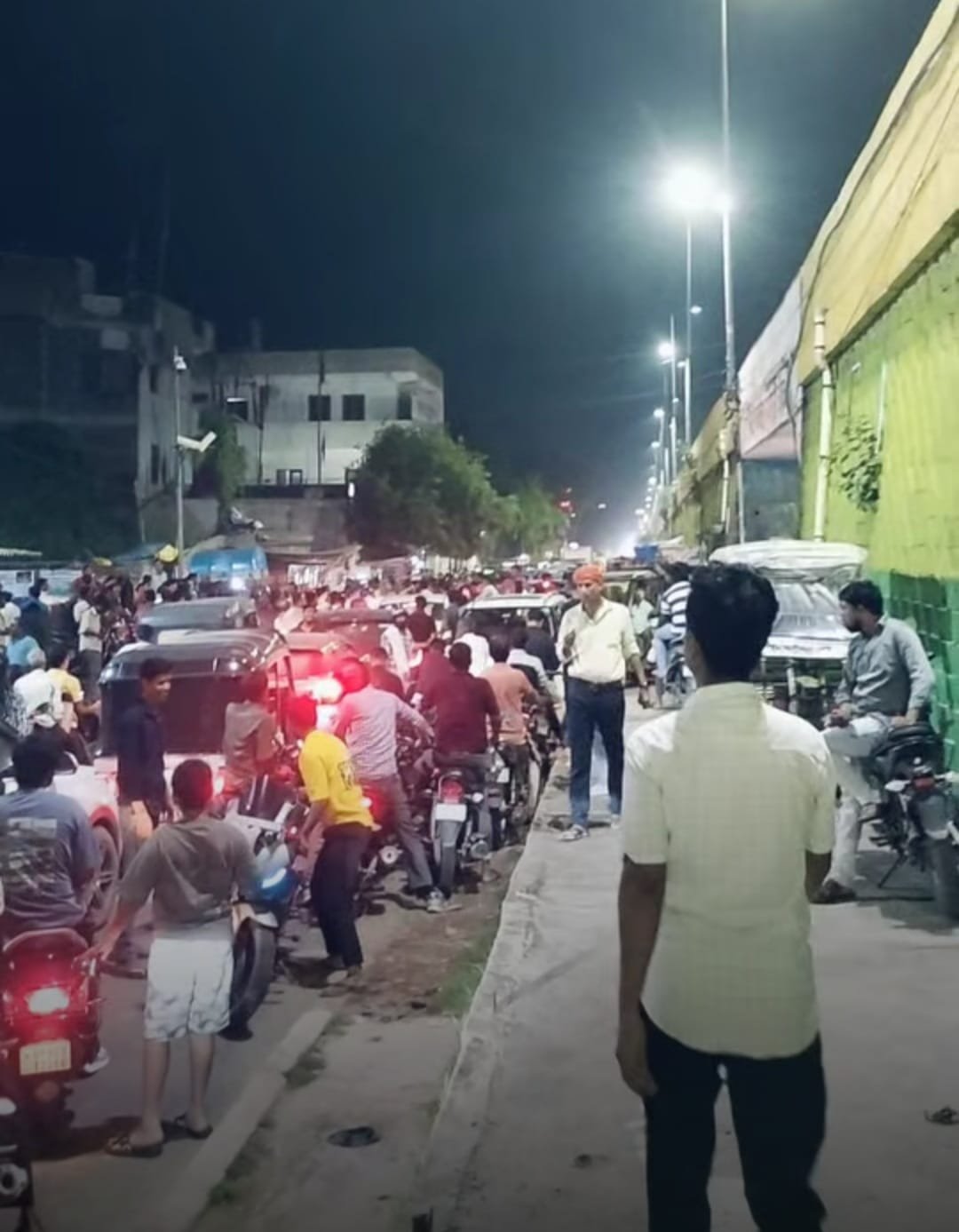 Agra के रामबाग क्षेत्र में रॉयल अंडरपास पर जाम और ट्रैफिक अव्यवस्था से परेशान ट्रांस यमुना कॉलोनी के लोग
