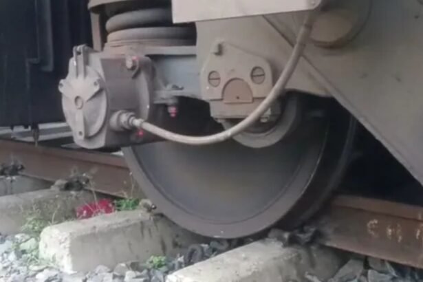 आरा में बड़ा रेल हादसा टला! महानंदा एक्सप्रेस की 2 बोगियां पटरी से उतरीं, यात्रियों में मची अफरा-तफरी; कोई हताहत नहीं