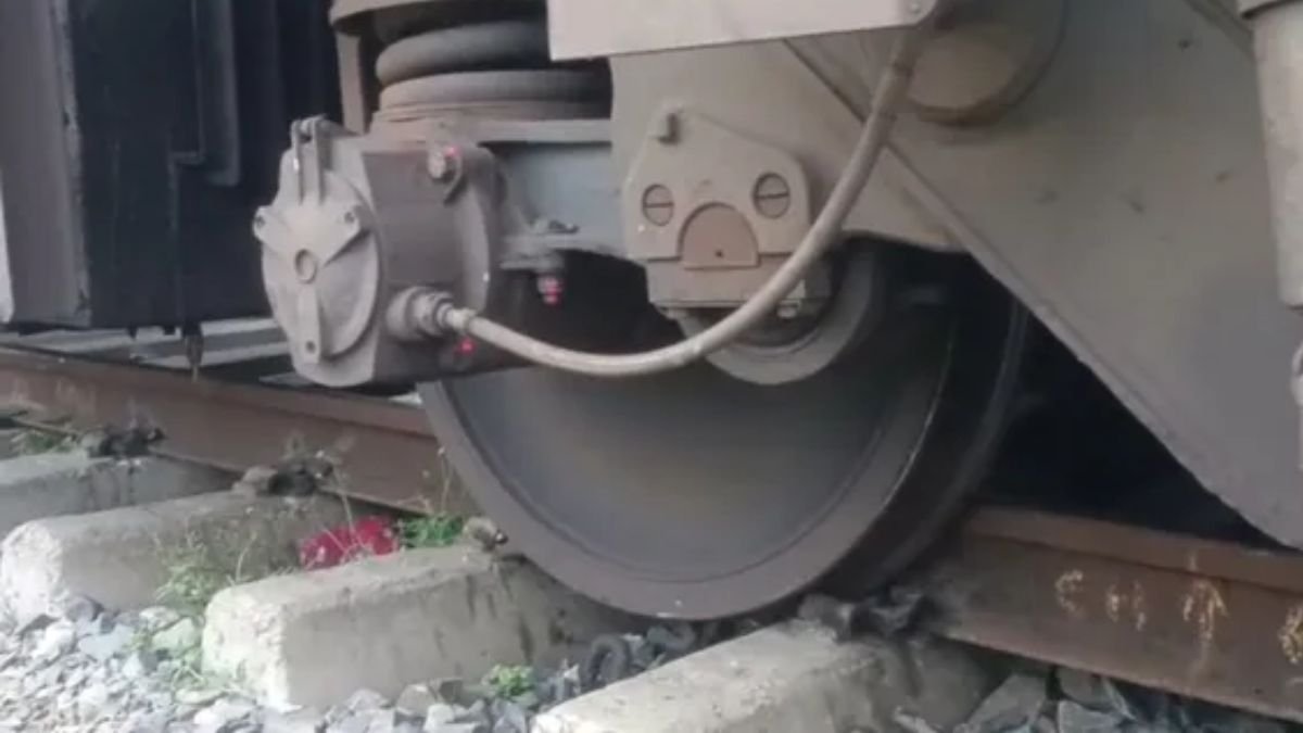 आरा में बड़ा रेल हादसा टला! महानंदा एक्सप्रेस की 2 बोगियां पटरी से उतरीं, यात्रियों में मची अफरा-तफरी; कोई हताहत नहीं