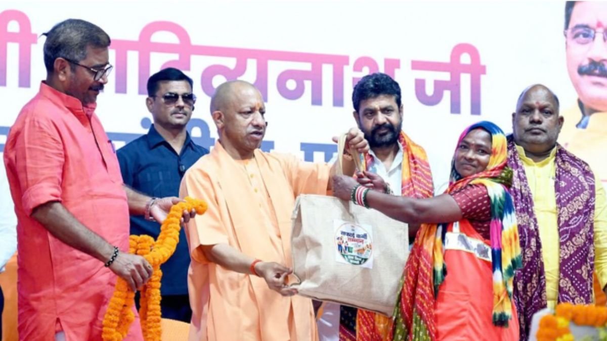 काशी में CM योगी का बड़ा संदेश! 600 से ज्यादा सफाई कर्मियों का सम्मान, बोले- माफिया की जगह अब मिट्टी में है