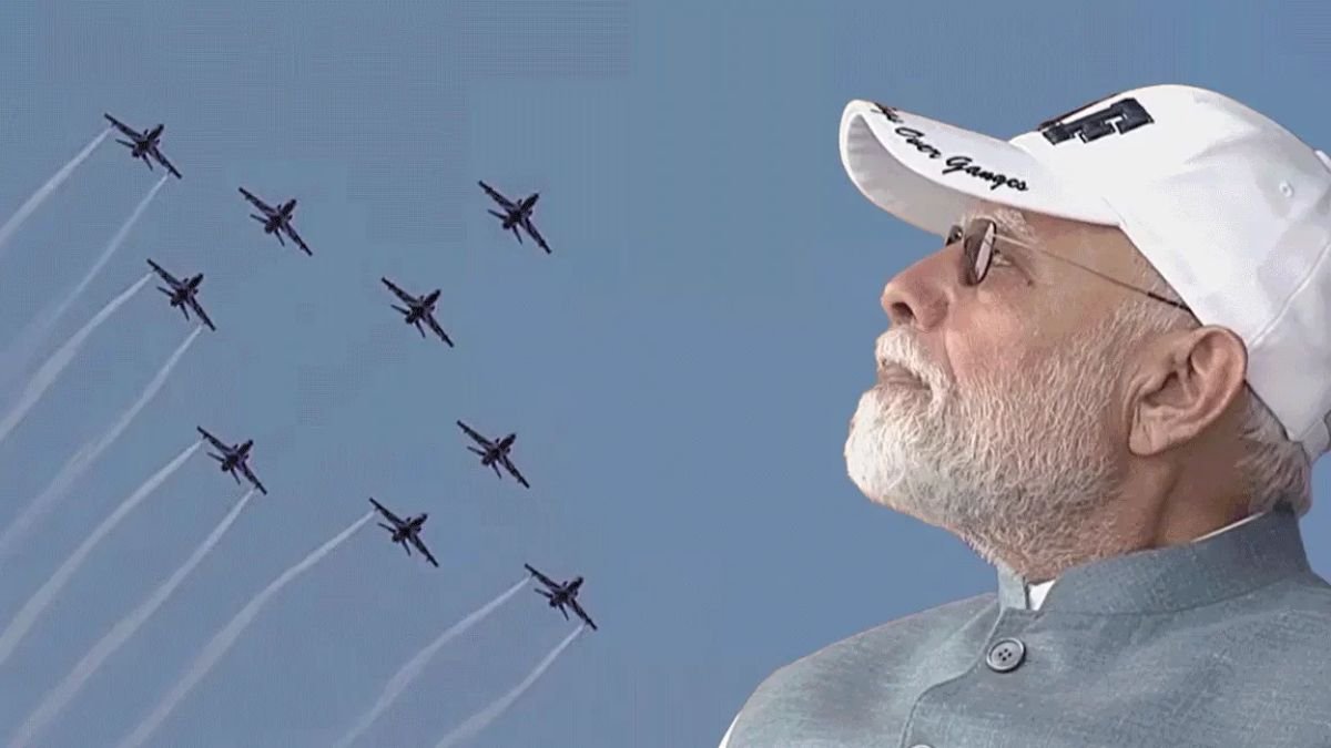 PM Modi Varanasi Visit: काशी के आसमान में गरजे लड़ाकू विमान, मोदी ने किया ₹150 करोड़ की टेक्सटाइल यूनिट का उद्घाटन; महिलाओं को मिलेगा रोजगार!