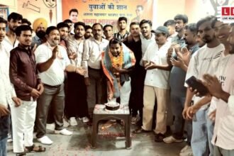 आगरा में युवा नेता अभय भारद्वाज के जन्मदिन पर केक काटते युवा मोर्चा कार्यकर्ता