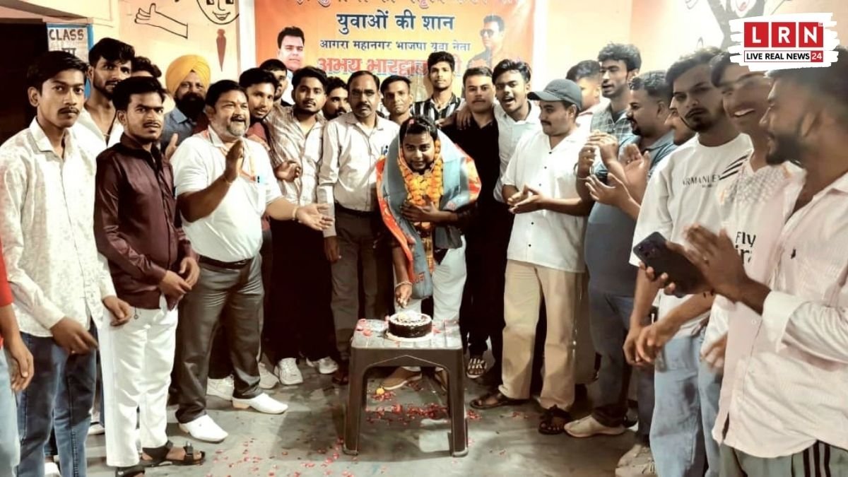 आगरा में युवा नेता अभय भारद्वाज के जन्मदिन पर केक काटते युवा मोर्चा कार्यकर्ता